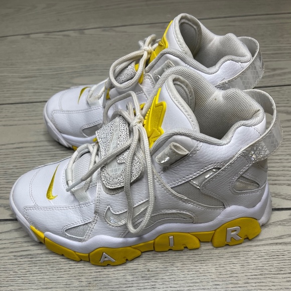 在庫文の必須!★AIR BARRAGE MID WHITE CHROME YELLOW★ Nike Air Barrage Mid White Chrome Yellow (Women's) - Swappa